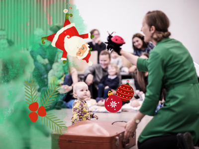 En kvinde holder en mariehønedukke foran et barn, som ser interesseret op. I billedet er indsat en julemand, en grangren og julekugler.